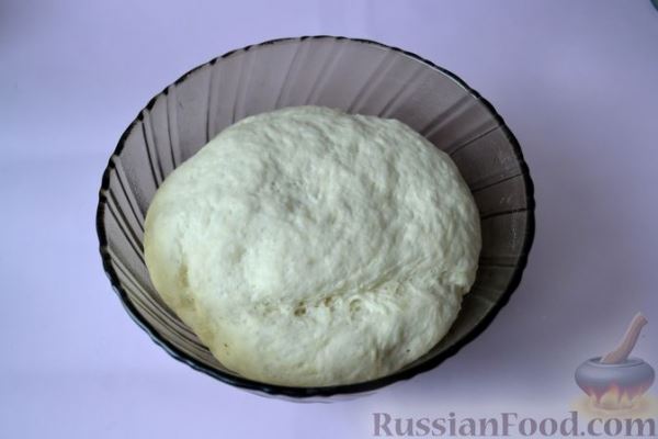 Дрожжевой пирог на кефире, с колбасой и сыром
