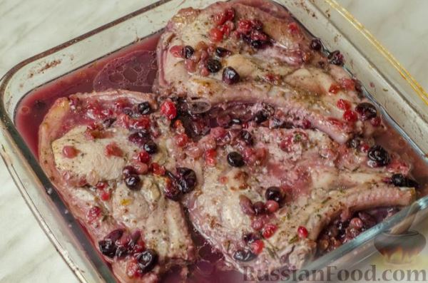 Свиная корейка на кости, запечённая в ягодно-медовом маринаде