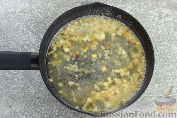 Суп с квашеной капустой, фасолью и охотничьими колбасками
