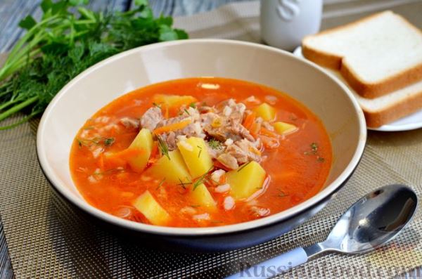 Томатный суп со свининой и рисом