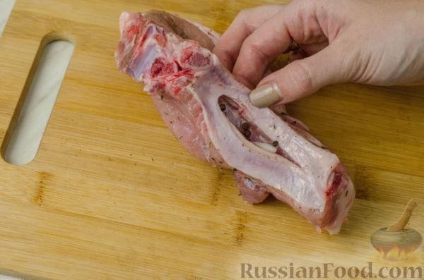 Свиная корейка на кости, запечённая в ягодно-медовом маринаде