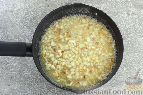Суп с квашеной капустой, фасолью и охотничьими колбасками