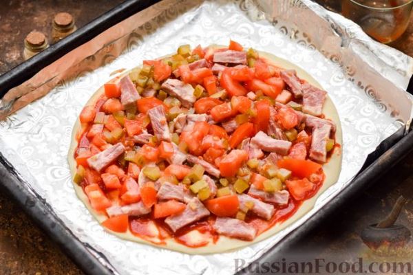 Пицца на слоёном корже с копчёным мясом, помидорами и маринованными огурцами